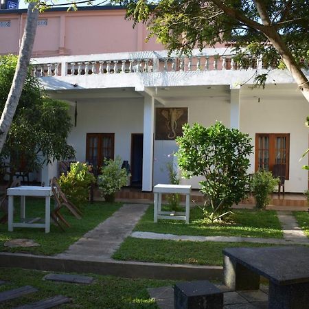 Aroma Guest House Mirissa Bagian luar foto