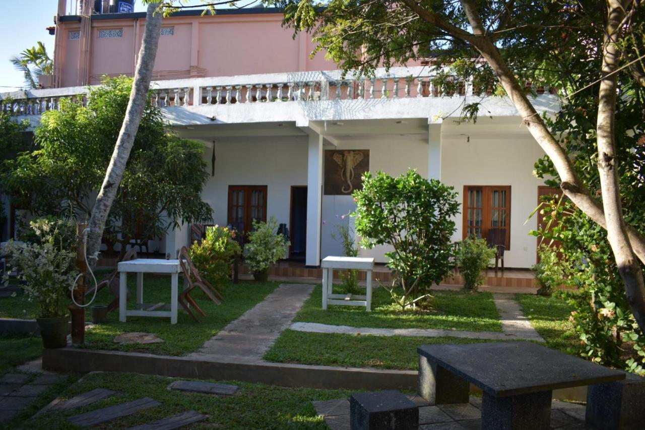 Aroma Guest House Mirissa Bagian luar foto