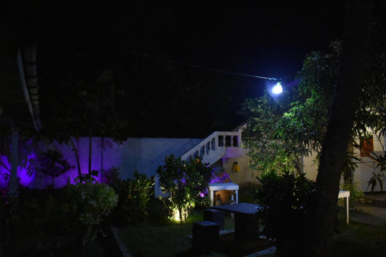 Aroma Guest House Mirissa Bagian luar foto