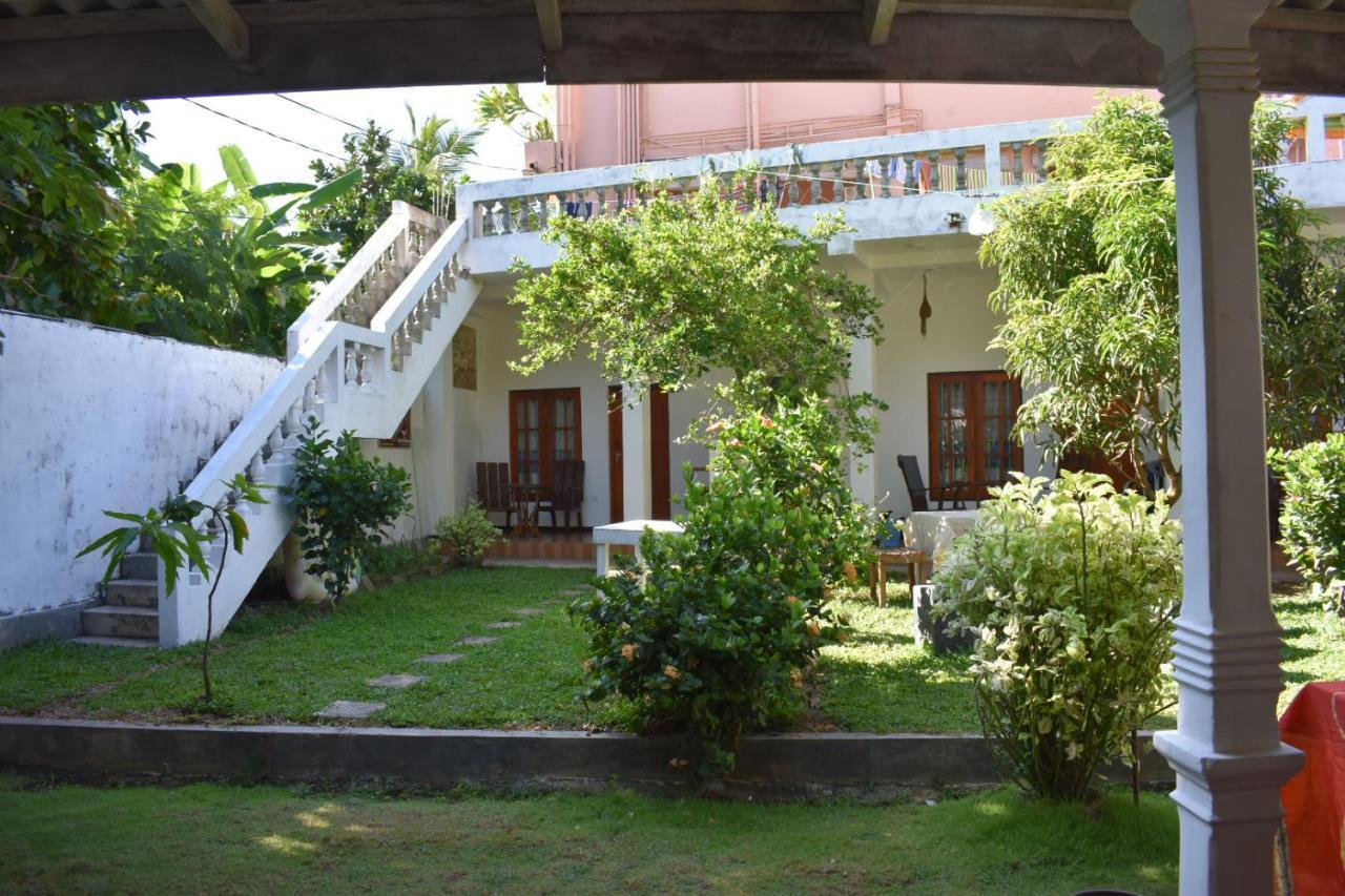 Aroma Guest House Mirissa Bagian luar foto