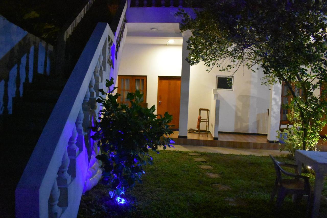 Aroma Guest House Mirissa Bagian luar foto