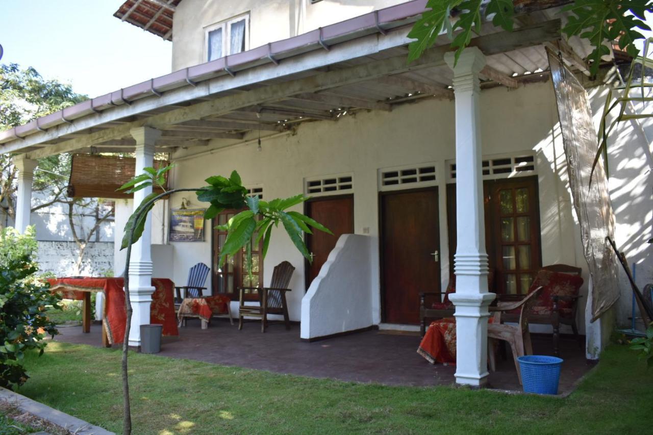 Aroma Guest House Mirissa Bagian luar foto
