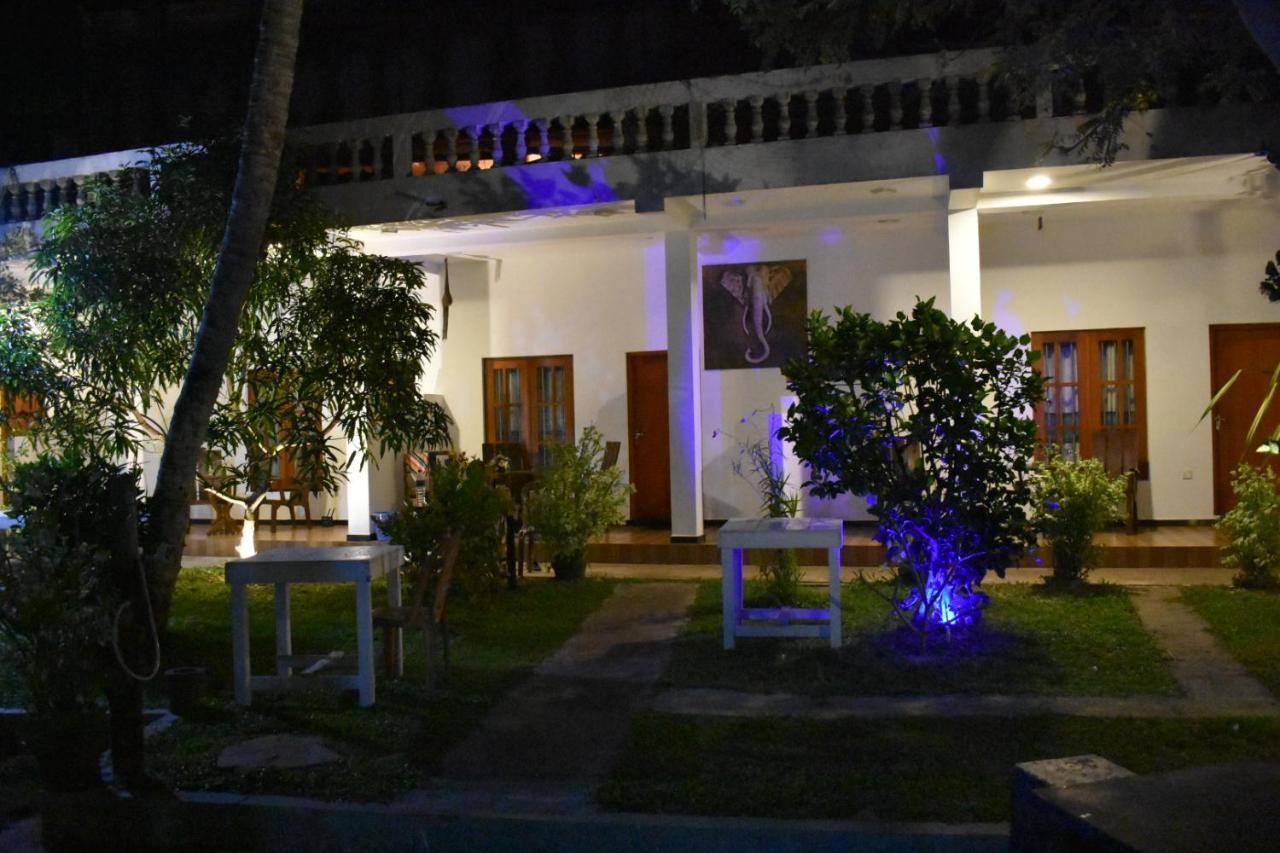 Aroma Guest House Mirissa Bagian luar foto