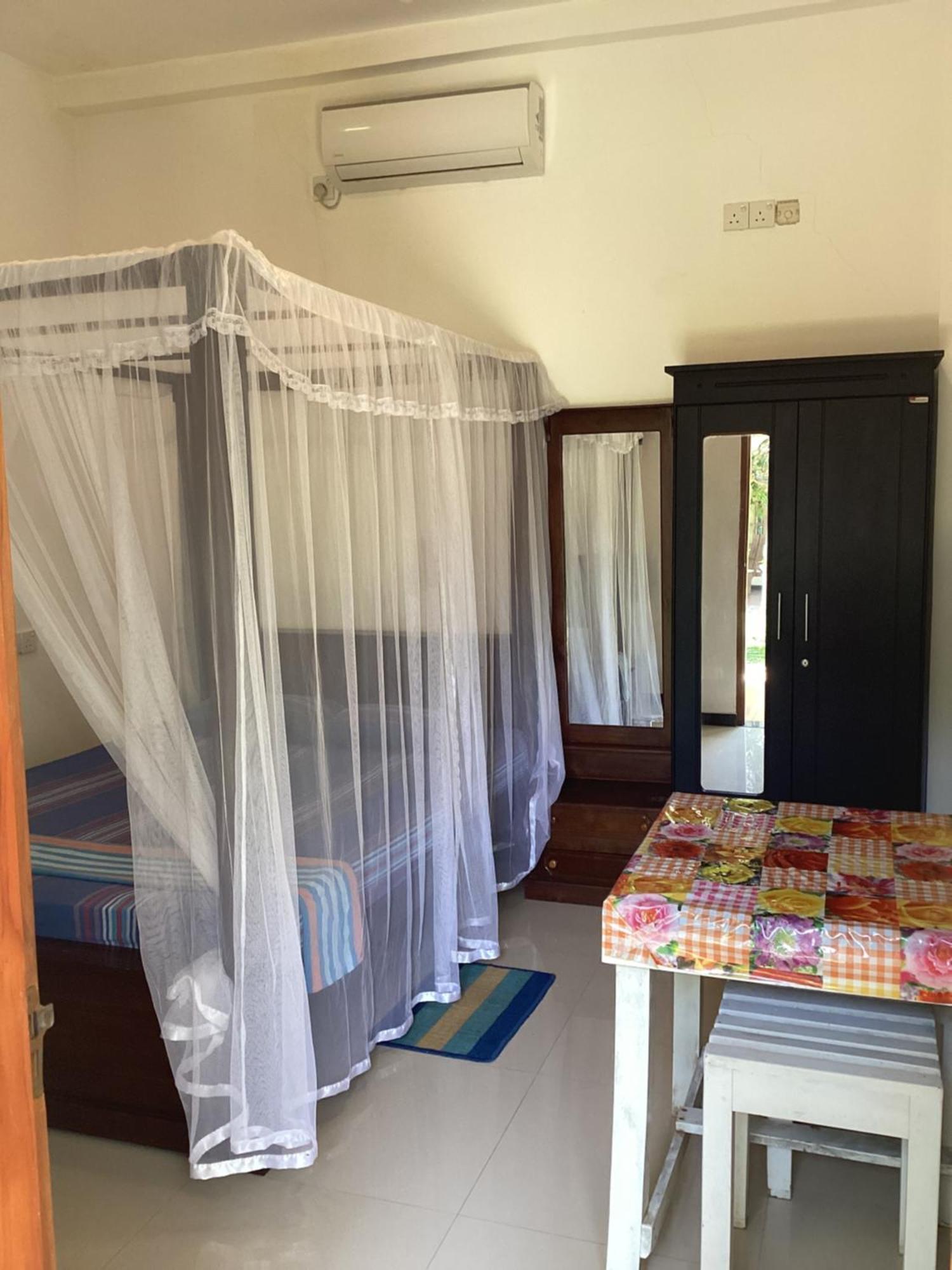 Aroma Guest House Mirissa Bagian luar foto