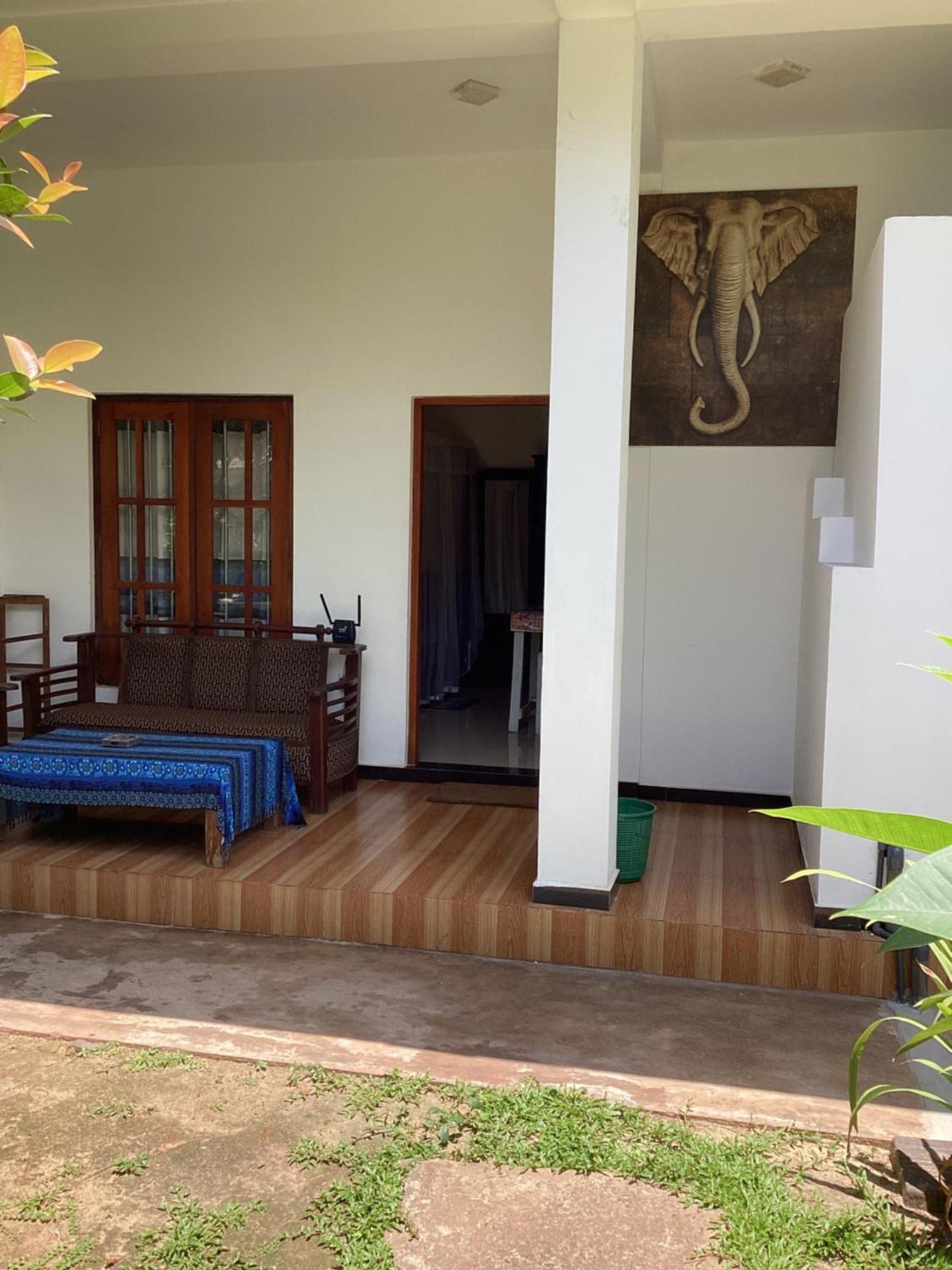 Aroma Guest House Mirissa Bagian luar foto